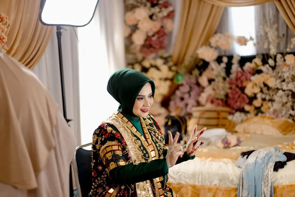 Cewek cantik lagi nyiapin baju buat besok sambil senyum-senyum